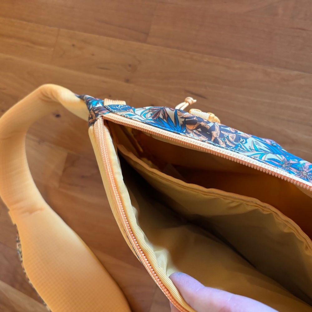 Patagonia Atom Sling Bag 8L in Saffron Yellow - Picture 5 of 11